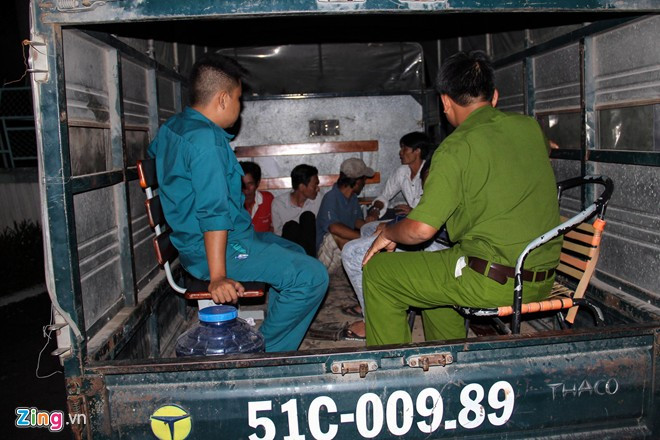 Do người nghiện rải rác khắp địa bàn toàn thành phố nên việc thu gom mất nhiều thời gian. Đến 18h đã có hơn 350 người được chuyển về trung tâm Nhị Xuân.