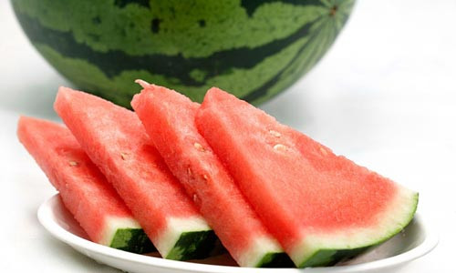 Dưa hấu. Theo phong tục của người Việt, mỗi dịp xuân về, nhà nhà đều có dưa để trưng, với quan điểm dưa đỏ sẽ đem lại may mắn cho cả năm. Và thật may mắn thay, dưa đỏ cũng là một loại trái cây giúp giảm cân hiệu quả và làm đẹp da. Vậy nên bạn không cần lo lắng tăng cân vì đã có dưa hấu hổ trợ tốt cho bạn.