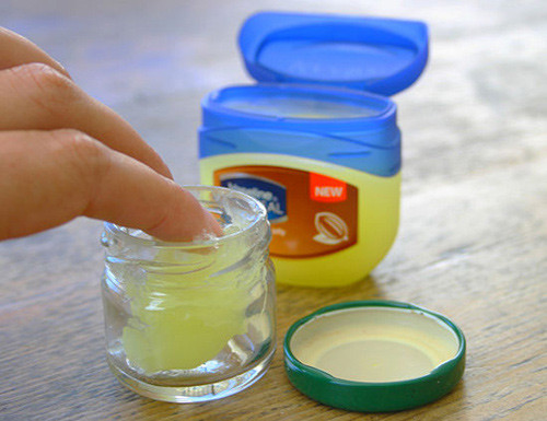 Vaseline . Vaseline cũng là một trong những sản phẩm điều trị đôi môi khô hiệu quả. Bạn chỉ cần thoa vaseline lên môi nhiều lần trong ngày để bảo vệ môi, ngay cả lúc đi ngủ để môi được nuôi dưỡng trong đêm.