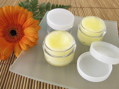Dầu dừa. Dầu dừa là một loại kem dưỡng ẩm tự nhiên có thể được thoa trên môi khô mà không có bất kỳ tác dụng phụ nào. Sử dụng vài lần một ngày để giữ cho đôi môi ẩm ướt. Ngoài dầu dừa bạn cũng có thể sử dụng dầu ô liu, dầu mù tạt, dầu thầu dầu.