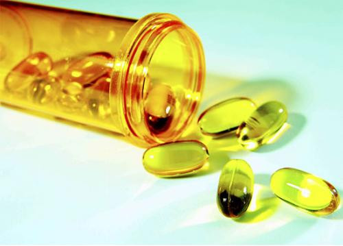 Tinh dầu vitamin E. Vitamin E có rất nhiều tác dụng trong việc làm đẹp và đặc biệt trong việc dưỡng môi khô thì Vitamin E có công dụng chống lão hóa cũng như phục hồi da thần kì của nó. Đôi môi của bạn cũng cần dưỡng chất này để phục hồi lại sau 1 thời gian dài bị tác động bởi gió, bụi, đặc biệt là ánh nắng mặt trời. Sử dụng tinh dầu Vitamin E khiến đôi môi trở nên khỏe mạnh, hồng hào trở lại sẽ là cách tạo nền tảng vững chắc, đẩy lùi tình trạng môi khô nứt nẻ vào mùa lạnh.