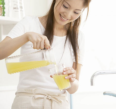 Ảnh hưởng xấu đến sức khỏe. Khi cố ăn uống bằng chế độ ăn lỏng, bạn có thể phải đối mặt với các tác dụng phụ như đau đầu, mệt mỏi, suy nghĩ khó khăn, ủ rũ... hay ít nhất là bị đói thường xuyên. Các chức năng đường ruột thay đổi và bạn cũng phải vào toilet thường xuyên. Uống quá nhiều nước có thể khiến lượng đường trong máu không ổn định.