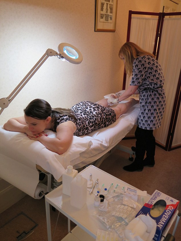 Tuy nhiên, các chuyên gia y tế cảnh báo, botox độc hại tương đương với độc tố botulinum, được dùng trong công nghệ thẩm mỹ làm căng nếp nhăn, điều trị chứng tê liệt, co cứng thậm chí cả tiếng nấc dài hạn.