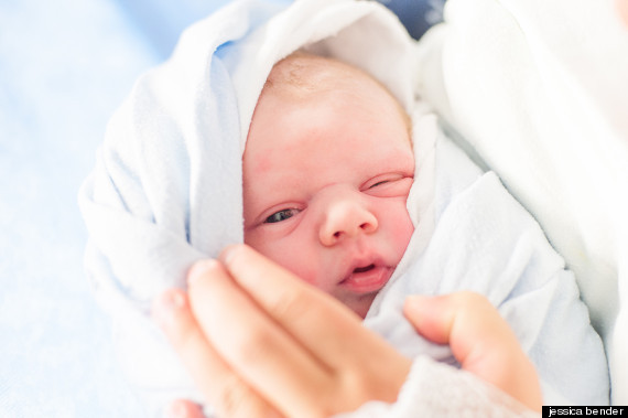 Khi người bạn thân Carly sinh đứa con thứ hai, cô đã có mặt tại phòng mổ và ghi lại quá trình chào đời của bé Elias.
