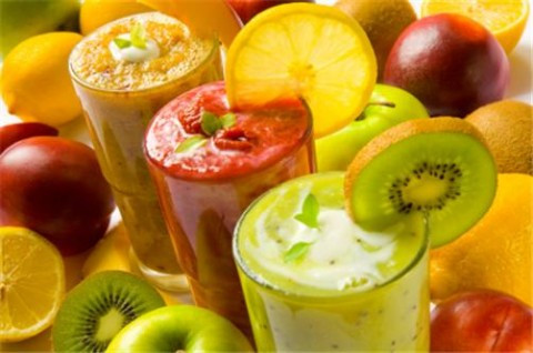 Uống nước ép trái cây tươi. Nếu bạn muốn tìm hiểu một bí quyết giúp giảm cân nhiều và nhanh trong dịp Tết này thì nên uống nước ép trái cây tươi . Những loại đồ uống tuyệt ngon này không chỉ có mùi thơm quyến rũ mà còn giàu dinh dưỡng và giúp bạn giảm cân hiệu quả. Những loại trái cây bạn có thể lựa chọn để thêm vào thực đơn giảm béo của mình hàng ngày là dưa chuột, cải xoăn hoặc cà rốt, bí đao, cà chua, vv....