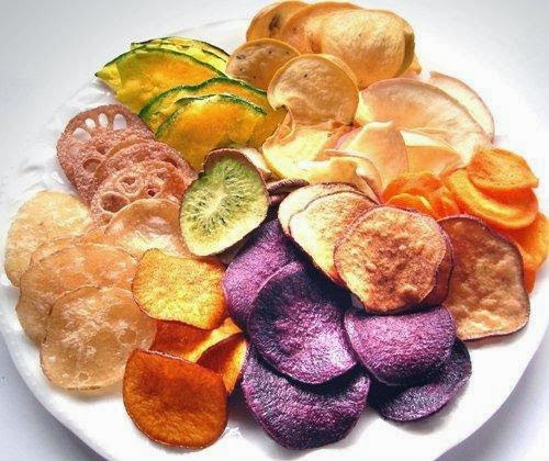 Ăn nhiều đồ sấy khô. Trái cây khô đã trở thành những món ăn vặt phổ biến, đặc biệt là vào mùa lạnh nhưng vì tất cả các nước đã được hút ra ngoài, trái cây sấy khô có chứa lượng đường rất cao và dễ dàng bám vào răng của bạn. Khi nó dính vào răng, nó có thể bẫy rất nhiều vi khuẩn và ẩn cư ở đó khoảng một thời gian dài, chính vì thế, rất dễ gây sâu răng và các bệnh liên quan đến răng.