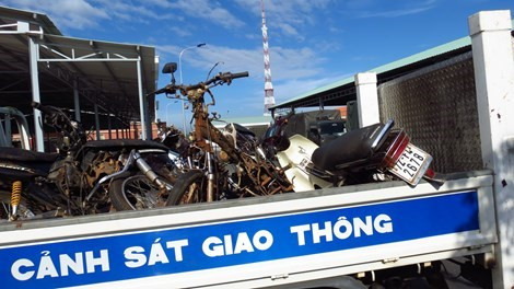 Xe máy của các dân quân, dân phòng cũng được đưa về để điều tra.