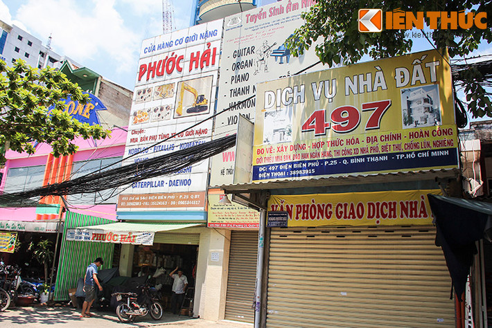 Tại các khu vực như cầu Văn Thánh, đường Bạch Đằng, Xô Viết Nghệ Tĩnh (quận Bình Thạnh), đường Trần Não (quận 2), Ngã tư Bình Thái, Ngã tư Thủ Đức (quận Thủ Đức),…cũng la liệt những tấm biển quảng cáo cao ngất ngưởng, che hết mặt tiền nhà, không đảm bảo an toàn trong công tác phòng chống cháy nổ.