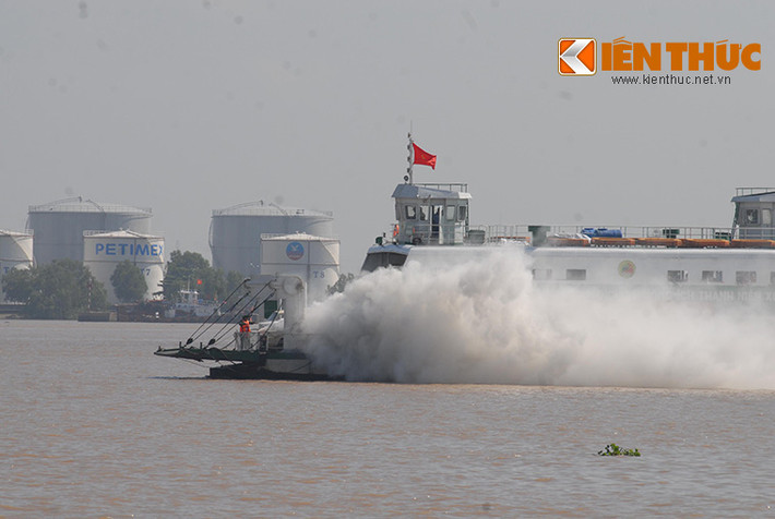 Để hạn chế thiệt hại, thuyền trưởng đã lái phà vào bờ. Nhưng do đám cháy lớn khiến toàn bộ động cơ ngưng hoạt động. Nhân viên phà đã hướng dẫn khách thoát ra khỏi khu vực nguy hiểm và báo thông tin về sở chỉ huy.