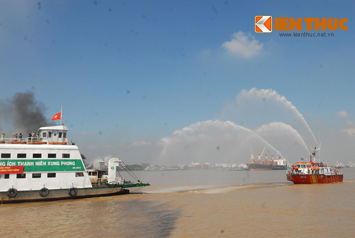 Tiếp nhận thông tin, các lực lượng chức năng của thành phố nhanh chóng có mặt tiến hành chữa cháy và cứu người trên phà. Cảnh sát chữa cháy trên sông vây phà Bình Khánh C phun vòi rồng dập lửa.