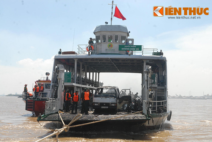 Ba chiếc xe máy và 1 ô tô trên phà Bình Khánh bị thiêu rụi. Phà Bình Khánh nằm giữa xã Phú Xuân (Nhà Bè) và Bình Khánh (Cần Giờ) chuyên vận chuyển hành khách, hàng hóa, tiếp giáp giữa ngã ba sông Nhà Bè, Soài Rạp và Lòng Tàu. Phà nằm về hướng Đông của TP HCM.