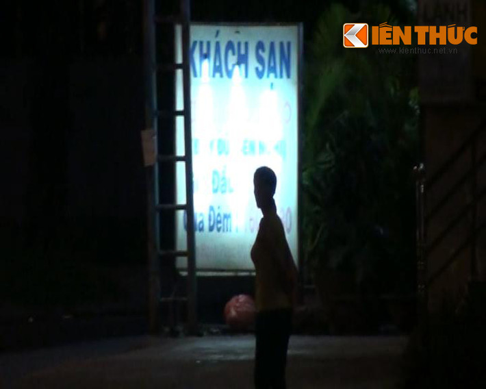 Bãi đáp của những gái bán dâm thường là những nhà nghỉ, khách sạn gần đó. Các nhà nghỉ này chính là "lãnh địa" hoạt động của các tay bảo kê cho hoạt động mại dâm.
