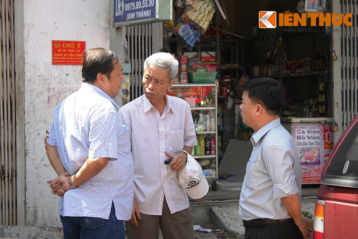 Thiếu tướng Phan Anh Minh (áo trắng ở giữa)- Phó giám đốc Công an TP HCM - cũng đã đích thân xuống hiện trường cùng lãnh đạo của thành phố để chỉ đạo công tác tìm kiếm nạn nhân mất tích và khắc phục hậu quả bước đầu.