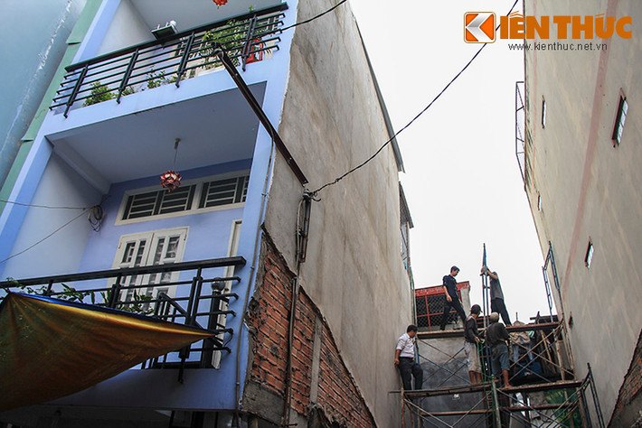 Đồng thời gia cố và chống đỡ căn nhà 3 tầng bị nghiêng sang phần móng nhà đang thi công, có nguy cơ sập đổ bất cứ lúc nào.