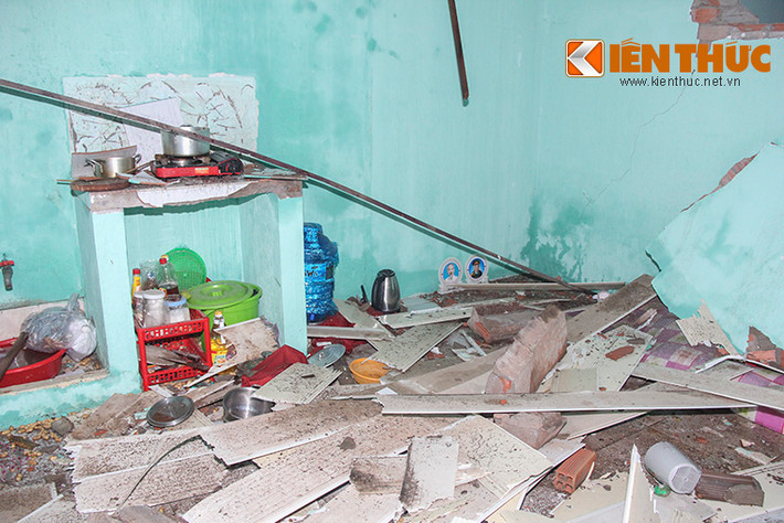 Nhà anh Lê Văn Khánh, ngụ số 132/8, bị vỡ hết phần kính chắn cửa. Mảnh kính vỡ nằm vương vãi khắp nơi, phần la-phông nhà bị sụp xuống toàn bộ.