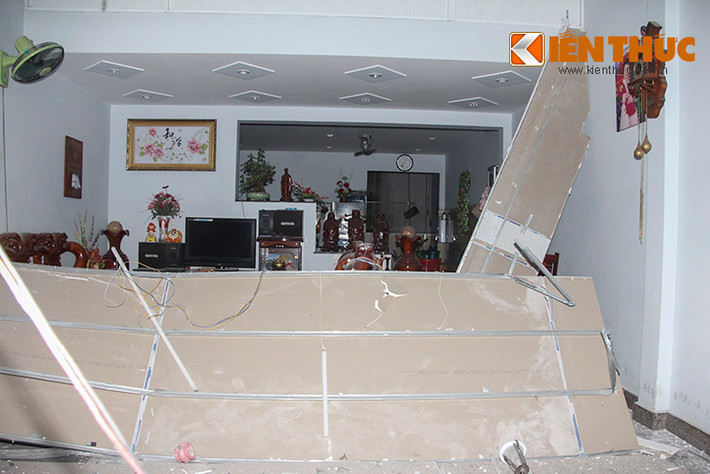 Một căn nhà nằm trên đường Lê Thị Riêng, cách hiện trường vụ nổ khoảng 300 mét cũng bị ảnh hưởng nặng nề. Toàn bộ phần la phông trên trần nhà bị đổ sập xuống.