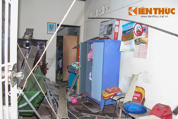 Một số nhà xung quanh bán kính 50m bị nứt tường, sập la phông. Đồ đạc trong nhà bị xáo trộn, hư hỏng nặng.
