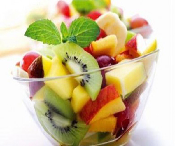 Trái cây và các loại rau: Chuối, bưởi, cam, kiwi, táo, việt quất, dâu tây, mâm xôi ...Tất cả những loại trái cây này sẽ đầy đủ vitamin cung cấp đủ năng lượng cho buổi sáng. Nếu bạn thích trái cây, hãy ăn kèm dưa chuột hoặc cà chua vào mỗi buổi sáng, đừng quên rưới thêm một ít nước cốt chanh để tăng thêm hương vị.