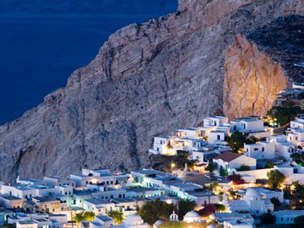 8. Folegandros, Hy Lạp. Mặc dù mang phong cách gần giống với ngôi làng Santorini nổi tiếng nhưng Folegandros lại có vẻ đẹp yên bình, ít đông đúc hơn.