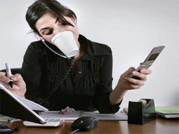 2. Ôm đồm nhiều việc cùng lúc. Đa nhiệm thực sự có thể làm giảm nguy cơ kiệt sức, tuy nhiên nếu đó là việc bạn thích, nếu không sẽ phản tác dụng. Đừng quá lo lắng khi bạn một tay trả lời điện thoại, tay kia soạn thảo email.