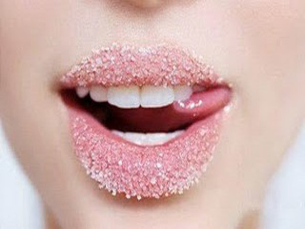 Chị em cũng nên tẩy da chết cho da bằng những cách đơn giản như bọc đường và mật ong trong một tấm vải mỏng rồi chà sát nhẹ lên môi trong một vài phút. Sau đó bôi một ít kem dưỡng ẩm tự nhiên lên môi, đảm bảo bạn sẽ quyến rũ được bất cứ ai mỗi khi nói chuyện.
