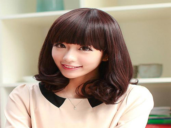 Cố gắng giữ gìn mái tóc bằng các sản phẩmdầu gội chăm sóc và mặt nạ tóc thường xuyên. Cũng nên trị gầu cho mái tóc, chẳng ai muốn nói chuyện với một cô gái mặt đẹp như hoa mà gầu rụng tơi tả.