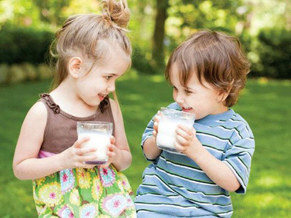Trẻ dưới 12 tháng tuổi. Ngoài các bữa ăn bổ sung như bột, cháo xay, bé vẫn cần thêm 500 - 600ml sữa/ngày, chia làm 3-4 bữa tùy theo mức độ. Giai đoạn này dùng sang công thức sữa loại II gồm thành phần các chất dinh dưỡng cao hơn sữa công thức loại I, nhất là chất đạm để phù hợp với sự tăng trưởng và phát triển của bé, nếu vẫn cứ dùng sữa công thức I thì bé sẽ chậm lớn do thiếu chất đạm.