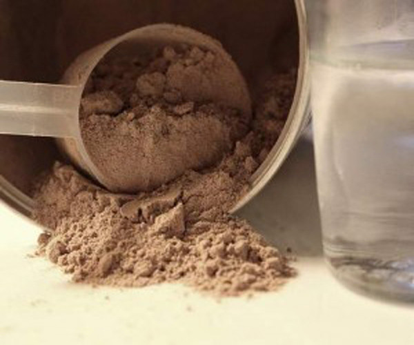 Hỗn hợp protein. Nếu bạn không muốn một bữa sáng rườm rà phức tạp, có thể quấy một muỗng hỗn hợp Protein với nước lọc để uống. Nó sẽ làm bạn cảm thấy no lâu sẵn sàng cho một ngày làm việc căng thẳng.