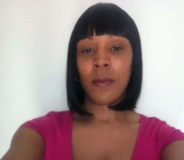 Cô Nicola Hickman, 37 tuổi, đến từ Greenwich, London, Anh Quốc đã bị dị ứng, nhiễm trùng da và phồng rộp nghiêm trọng sau khi tiến hành xăm hình trái tim ở phần da phía trên mắt cá chân.