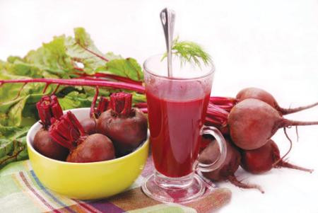Nước củ cải. Có tác dụng làm trắng và mịn da. Lấy khoảng 1kg của cải tươi, rửa sạch, đem xay lấy nước. Mỗi ngày uống 2 -3 cốc nước củ cải tươi, liên tục trong vài tháng sẽ cải thiện làn da. Nước củ cải tươi thích hợp với người da ngăm đen, khô ráp.
