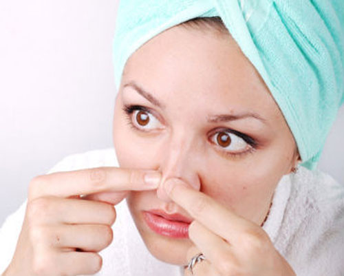 Bụi bẩn gây ra mụn đầu đen. Mụn trứng cá xuất hiện là biểu hiện của việc lỗ chân lông bị tắc nghẽn từ bên trong chứ không hoàn toàn vì bụi bẩn phủ bên ngoài da. Nốt đen ở đầu mụn trứng cá cũng không phải nốt bẩn mà đó là do sắc tố melanin ở các tế bào trên da tích tụ lại và chuyển sang màu đen khi nó gặp không khí và ánh sáng.