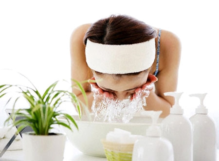 Rửa mặt bằng rượu gạo. Sau khi tẩy trang hoặc vừa ngủ dậy, phụ nữ Nhật thường rửa mặt bằng nước lọc, sau đó cho lượng nhỏ rượu gạo hòa tan vào nước ấm rồi rửa mặt. Phương pháp này giúp ngăn ngừa sự lão hóa da.