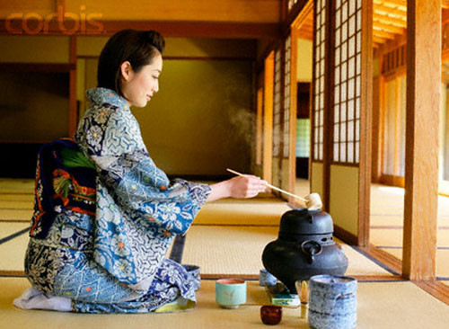 Thường xuyên uống trà (chè). Phụ nữ Nhật uống ít nhất 2 tách trà mỗi ngày để giữ làn da luôn trắng mịn. Đun trà lá trong nước sôi, sau đó dùng bình thường như nước lọc, nếu thích, bạn có thể nhỏ 2-3 giọt nước cốt chanh vào trà khi dùng. Trà lá chứa nhiều tinh dầu khiến da mịn màng, đồng thời còn là "thần dược" với tim mạch là thức uống truyền thống nhất của mọi phụ nữ Nhật.