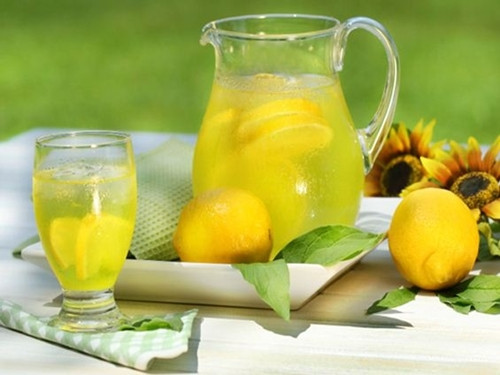 Nước chanh mật ong. Có tác dụng bảo vệ làn da, thường dành cho người có làn da khô, mụn nhọt, da nóng. Lấy một quả chanh tươi rửa sạch, cắt đôi, vắt lấy nước rồi cho ít mật ong, nước lạnh hoặc đá lạnh, khuấy đều. Có thể dùng vài lần trong ngày.