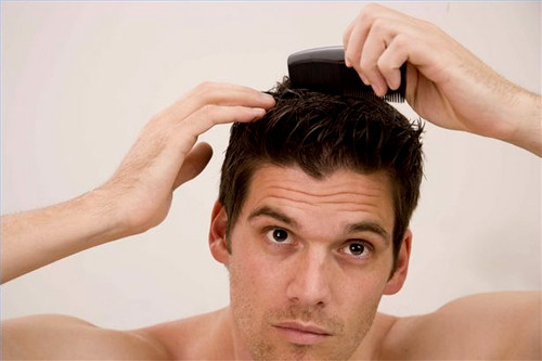 Dùng nhiều gel vuốt tóc. Bạn muốn có kiểu tóc ấn tượng và thường thích dùng gel để duy trì kiểu tóc ưng ý nhưng dùng nhiều gel không phải là hay. Sử dụng nhiều gel làm bạn đánh mất vẻ tự nhiên vốn có của mái tóc lẫn ngoại hình vì tóc trông cứng và giòn. Chỉ nên dùng một ít để tạo nếp và chọn loại phù hợp với tóc bạn.