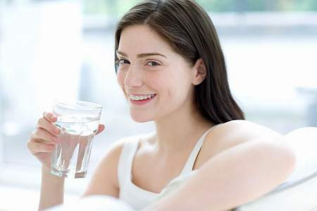 Không uống nước. Bên cạnh việc duy trì trạng thái đủ nước cho cơ thể, theo nghiên cứu gần đây, việc uống nước thường xuyên cũng có thể giúp giảm cân. Uống nước trước bữa ăn sẽ giúp kiểm soát khẩu phần ăn, đồng thời ăn những thực phẩm chứa nhiều nước (như trái cây và rau xanh) sẽ khiến bạn no nhanh hơn, làm bạn ăn ít hơn.