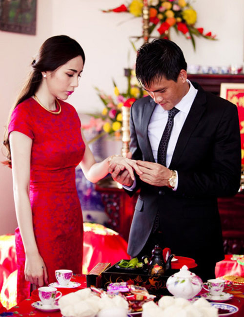 Chọn cách không đối đầu với "điều tiếng", cặp đôi đi đến bến đỗ với một đám hỏi giản dị tại quê nhà Thủy Tiên. Sau đó là cô con gái nhỏ chào đời.