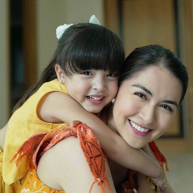 Các khán giả đều đồng tình rằng cô nhóc có rất nhiều nét giống mẹ. Đại mỹ nhân và tiểu mỹ nhân cùng đọ sắc tạo nên khung cảnh thần tiên.