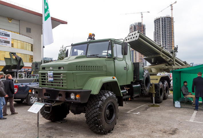 Mẫu pháo phản lực phóng loạt khá lạ của Ukraine khi chúng sử dụng tổ hợp ống phóng của BM-27 "Uragan" nhưng lại được đặt trên một khung gầm đặc chủng AutoKrAZ. Ảnh: Warspot.