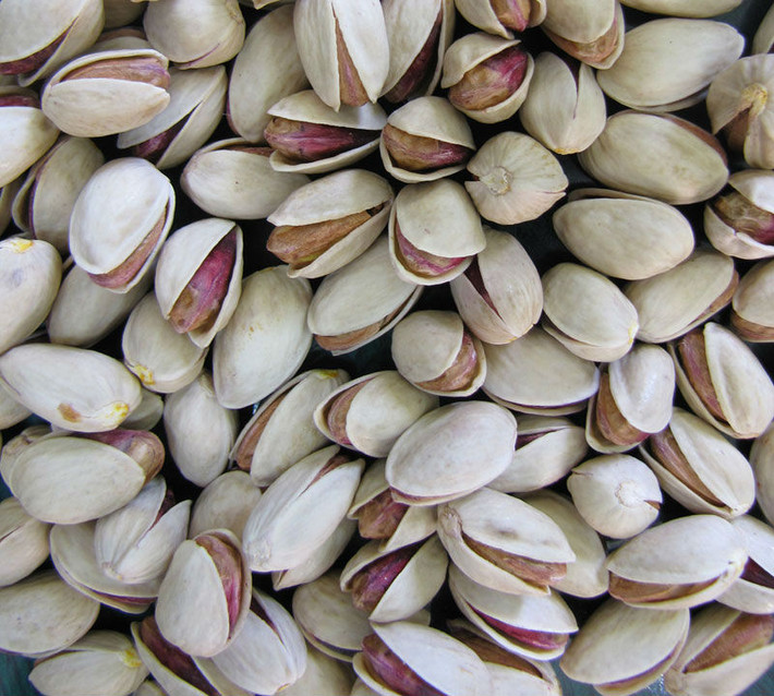 Hạt dẻ cười. Lượng vitamin B6 phong phú trong hạt dẻ cười có tác dụng mạnh mẽ tới hệ thống thần kinh. Các phân tử axit amin làm nhiệm vụ dẫn truyền thông tin phải có vitamin B6 mới thực hiện tốt chức năng của nó. Hơn nữa, B6 đóng một vai trò quan trọng trong sự hình thành của myelin - màng bọc xung quanh sợi thần kinh cho phép sự dẫn truyền tín hiệu giữa các dây thần kinh đạt được hiệu quả tối ưu.