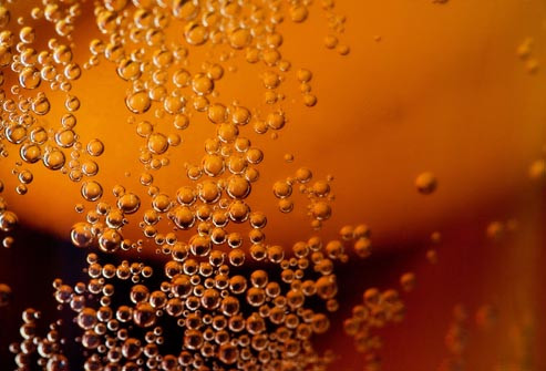 Soda. Kẹo không phải là thủ phậm duy nhất có đường phá hủy men răng, tiêu thụ quá nhiều các thức uống ngọt có ga sẽ đóng góp vào một trong những nguyên nhân gây sâu răng. Loại đường trong thức uống này không tốt cho răng của bạn, hơn nữa, các axit trong thức uống này cũng góp phần vào sự hình thành sâu răng.