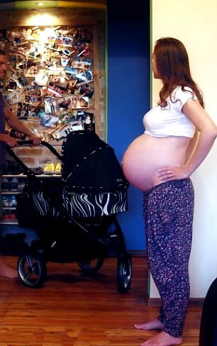 Chiếc ghế đẩy dành cho em bé mỗi khi ra ngoài.