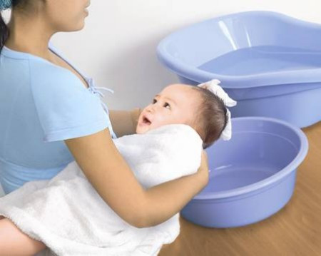 Bé không cần được gội đầu hàng ngày. Nếu đầu bé bẩn và có cứt trâu, hãy nhẹ nhàng nhỏ 1-2 giọt dầu gội trẻ em lên vùng da đầu có cứt trâu, sau khi đã làm ướt tóc bé với khăn ẩm. Đợi một chút rồi dùng lược mềm, cẩn thận chải tóc cho bé.