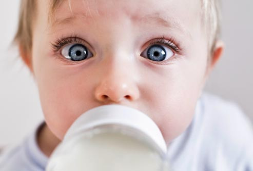 Ngậm đồ uống trước khi ngủ. Không bao giờ là quá sớm để bảo vệ răng, uống nước trái cây, hoặc ngậm núm vú giả trong khi ngủ có thể khiến bé bị sâu răng sớm.