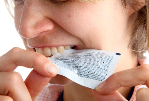 Sử dụng răng như các công cụ: Nhiều người sử dụng răng của họ như là công cụ để mở chai hoặc một túi, cắn xé mác quần áo và có khi là để cắn dây. Điều này có thể có một ảnh hưởng chấn thương trên răng, dễ làm cho răng bị sứt, yếu đi hoặc vỡ. Nó thậm chí còn có thể làm cho răng bị mòn và liên kết kém.