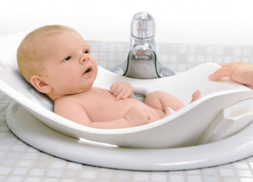 Thời điểm tắm bé: Lúc trời ấm, ít gió, thường là lúc 9h-10h sáng hoặc 2h-3h chiều tùy từng mùa cho thích hợp.