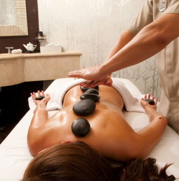 Liệu pháp massage. Massage giúp các tế bào màu lưu thông và da của bạn sẽ đàn hồi tốt, kết quả là sẽ săn chắc hơn.