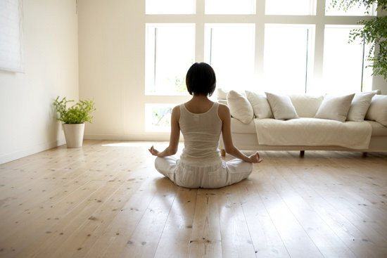 Tập Yoga. Yoga giúp bạn giải tỏa stress, mềm dẻo hơn, giảm cân và còn có tác dụng giúp da phục hồi sau khi giảm cân.