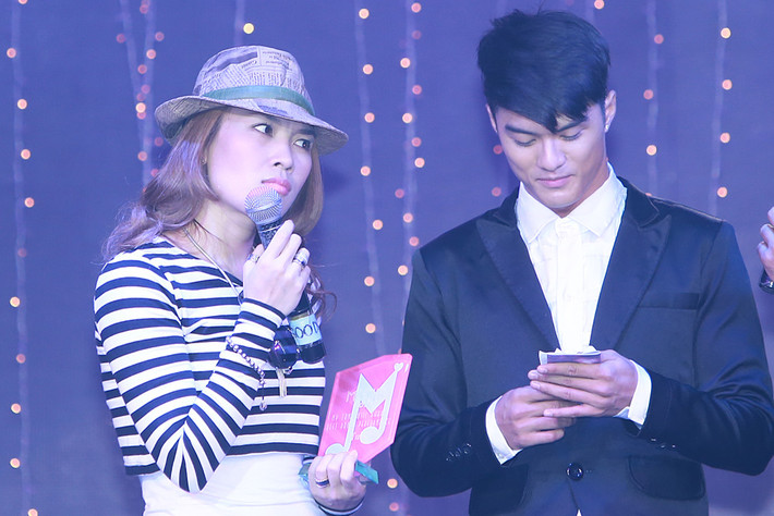 Đồng hành với "họa mi" trong buổi họp fan là vũ công trẻ có nhiều năm gắn bó với cô, Lâm Vinh Hải.