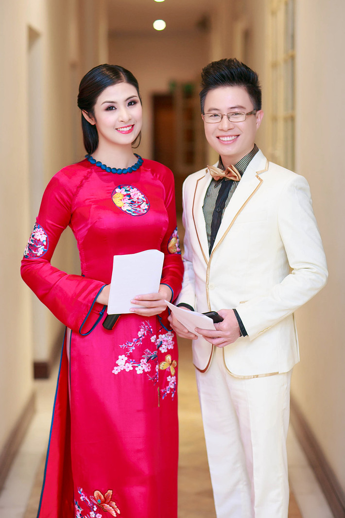 Người đẹp đầu tư kỹ trang phục khi xuất hiện trong chương trình này cùng MC Lê Anh.